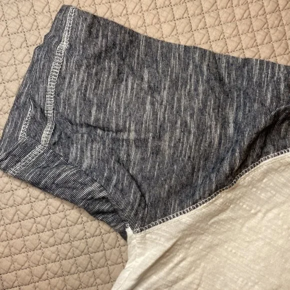 Men’s Broken Threads Hooded T-Shirt (LIKE NEW) - Picture 3 of 5